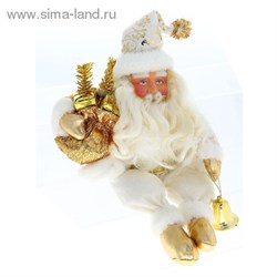 Дед Мороз сидит в бело-золотой шубе - фото 14079
