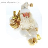 Дед Мороз сидит в бело-золотой шубе