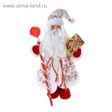 Дед Мороз с подарком в бело-красной шубе