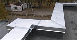 Установка парапетов из оцинкованной стали шириной развертки до 600 мм - фото 17741
