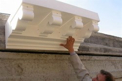Установка декоративным балочных конструкций со шлифовкой под старину и покрытием лаками. - фото 17743