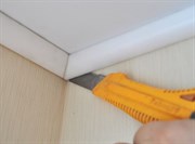 Демонтаж потолочных плинтусов (галтелей)
