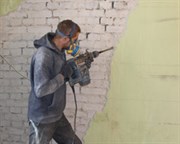 Сбивка старой штукатурки со стены