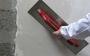 Выравнивающая штукатурка углов и поясов стен с торцевой ребристой стороной керамоблока