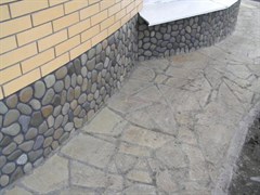 Облицовка цоколя камнем