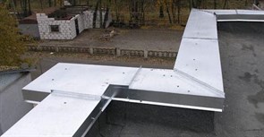 Установка парапетов из оцинкованной стали шириной развертки до 600 мм