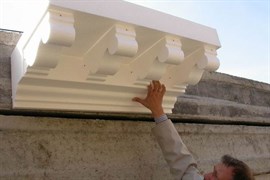 Установка декоративным балочных конструкций со шлифовкой под старину и покрытием лаками.
