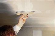 Шпаклевка поверхностей потолка по штукатурке