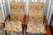 Перетяжка кресла с деревянными подколотниками